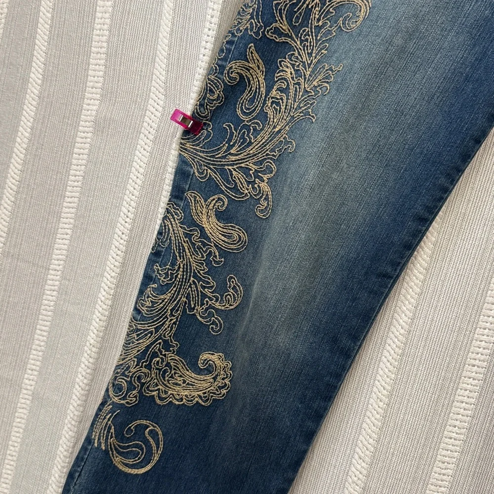 Chico’s Embroidered Platinum Jeans Light Wash US size 6R / Chicos size‎ 0.5R